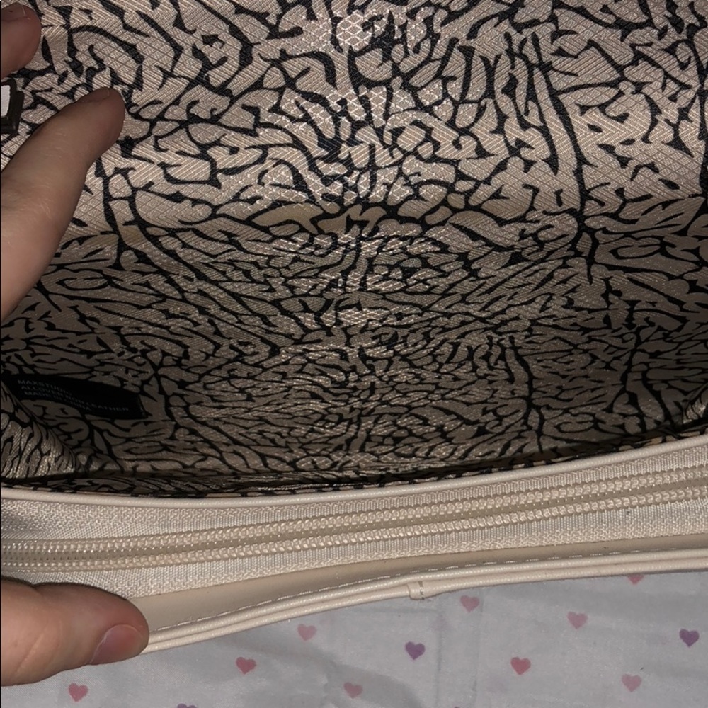 Max Studio White Flower Crossbody - Picture 4 of 8